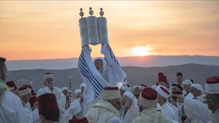 Comunidad samaritana realizando ritual de Pascua en el Monte Gerizim
