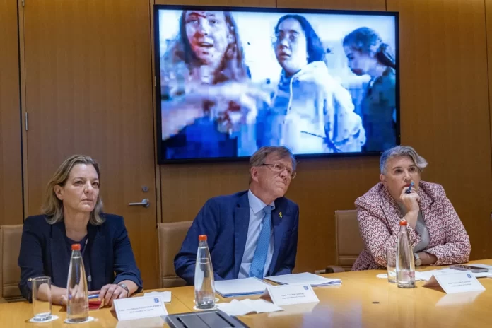 Alt text La embajadora de España en Israel, Ana María Salomón Pérez, asiste a una proyección sobre el 7 de octubre junto a sus homólogos de Noruega e Irlanda en el Ministerio de Asuntos Exteriores israelí, mayo de 2024