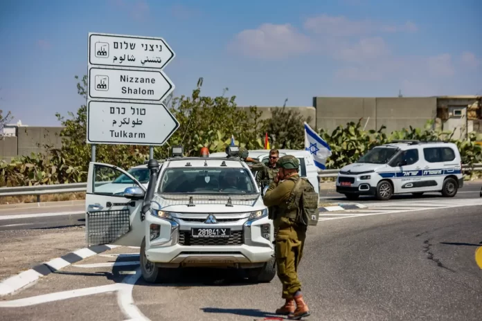 Soldados del FDI junto a un oficial de policía israelí durante la incursión en la aldea de Kafr Dhaba, en Cisjordania, donde se confiscó un dintel de piedra tallado con una menorá