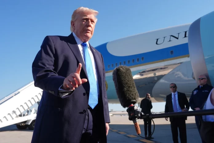 Donald Trump habla con la prensa antes de abordar el Air Force One en West Palm Beach, anunciando la suspensión de ataques contra Irán y avances hacia un acuerdo de paz