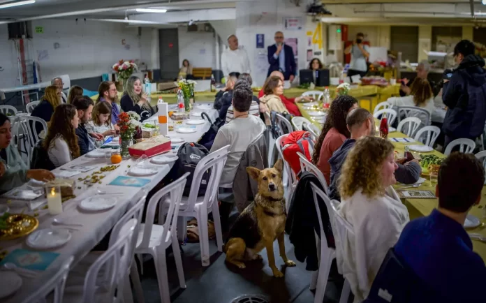 Familia israelí celebra el Séder de Pésaj en un refugio antiaéreo durante ataques con misiles en 2026