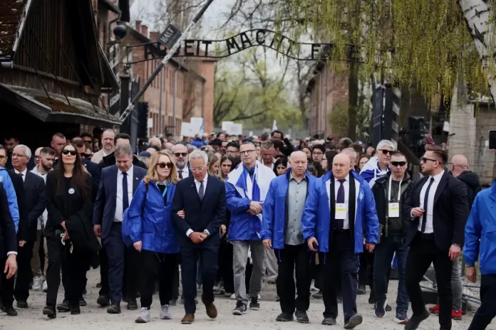 Miles de participantes de más de 30 países marchan junto a sobrevivientes del Holocausto desde el campo de Auschwitz hasta Birkenau durante la Marcha de la Vida 2026 en Yom HaShoá
