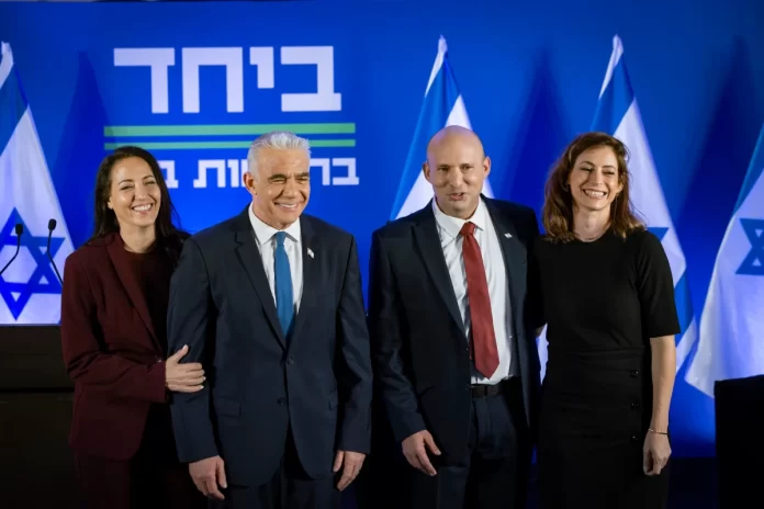Naftali Bennett y Yair Lapid durante un encuentro político en Israel