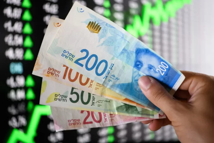 Billetes de shekel israelí y dólares estadounidenses representando el impacto del tipo de cambio en exportaciones y empresas tecnológicas en Israel