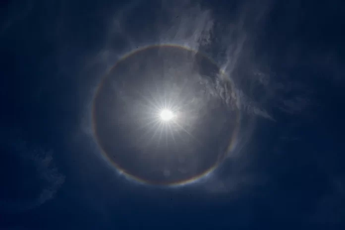 Representación conceptual de un avión dispersando partículas reflectantes en la estratosfera como parte de un proyecto de geoingeniería solar, tecnología desarrollada por la startup israelí Stardust Solutions para contrarrestar el calentamiento global