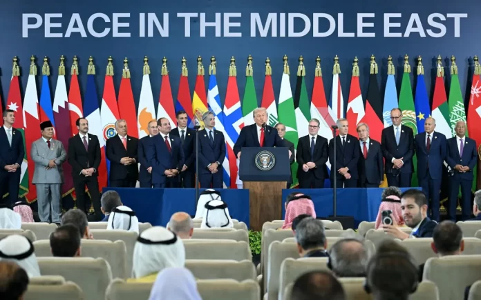El presidente Donald Trump durante una llamada con líderes de Arabia Saudita, Qatar, Pakistán y otros países musulmanes para discutir el acuerdo con Irán y la normalización con Israel, mayo de 2026.
