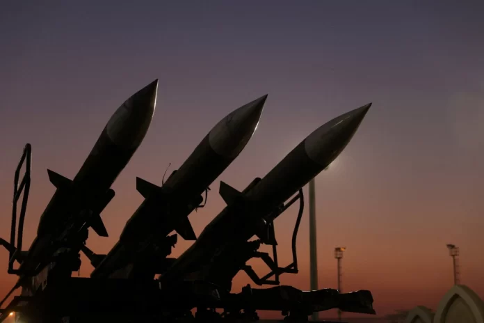 Misiles del Cuerpo de la Guardia Revolucionaria Islámica expuestos en el Museo Aeroespacial del CGRI en Teherán, Irán, durante el conflicto de 2026