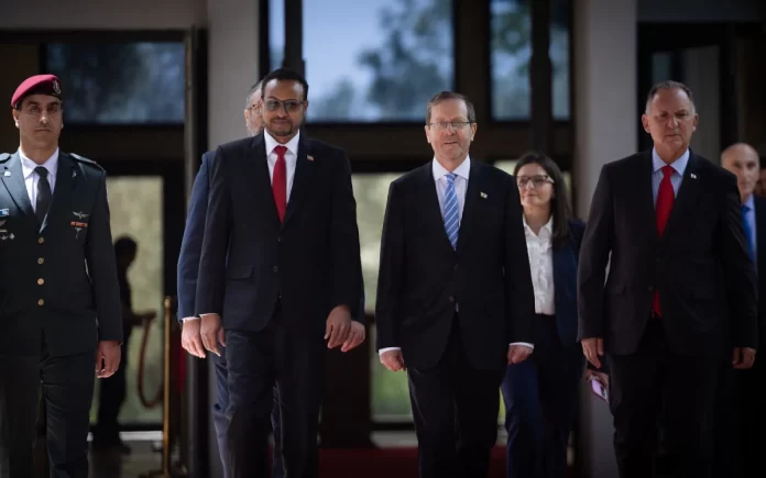 El embajador de Somalilandia ante Israel, Mohamed Hagi, presenta sus credenciales al presidente Isaac Herzog en Jerusalén, mayo de 2026