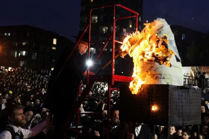 Judíos ultraortodoxos celebran Lag BaOmer en el norte de Londres en mayo de 2026, con presencia policial visible tras una serie de ataques antisemitas en Gran Bretaña.