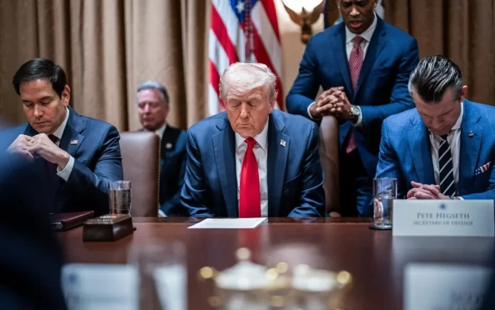 Judíos estadounidenses durante una ceremonia de Shabat en sinagoga, en el contexto del debate sobre el Shabbat 250 convocado por el presidente Trump para el 250° aniversario de Estados Unidos