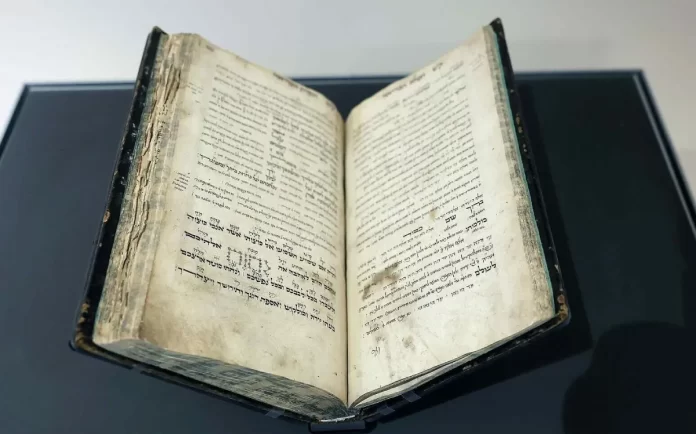 Sidur cabalístico manuscrito del siglo XVIII basado en las enseñanzas de Isaac Luria expuesto en el Museo ANU de Tel Aviv