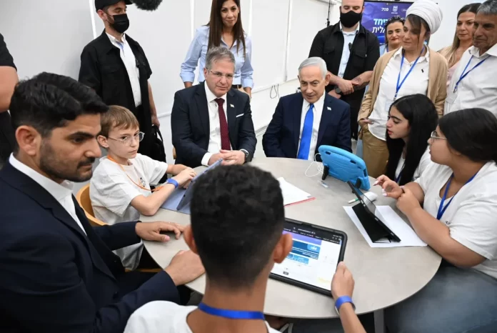 El primer ministro Benjamin Netanyahu y el ministro de Educación Yoav Kisch junto a estudiantes en el lanzamiento del Proyecto 720 de enseñanza de inglés con IA en Ma'ale Adumim