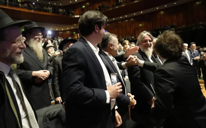 El presidente argentino Javier Milei saluda a los asistentes durante el acto del movimiento Chabad-Lubavitch en el Palacio Libertad de Buenos Aires, celebrado el 9 de junio de 2026 en conmemoración del 32.º aniversario del fallecimiento del Rebe Menachem Mendel Schneerson.