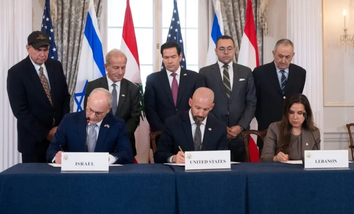 El secretario de Estado Marco Rubio presencia la firma del acuerdo tripartito entre Israel y Líbano en el Departamento de Estado de Washington el 26 de junio de 2026, con los embajadores Yechiel Leiter y Nada Hamadeh