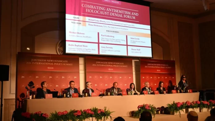 Panel sobre lucha contra el antisemitismo y negacionismo del Holocausto en la Cumbre Internacional de Política de JNS, Jerusalén, junio de 2026