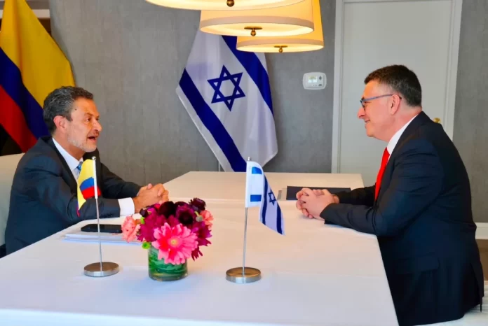 El canciller entrante de Colombia, Omar Bola Escobar, se reúne con el ministro de Exteriores israelí, Gideon Sa'ar, en Washington, el 14 de julio de 2026