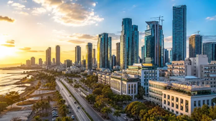 Vista del distrito financiero de Tel Aviv, epicentro del crecimiento de la riqueza personal en Israel según UBS