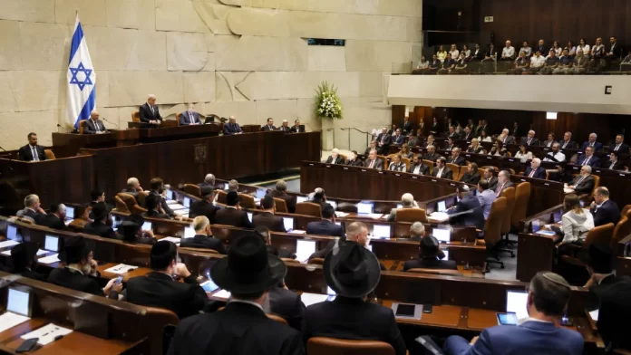 Diputados ultraortodoxos en el pleno del Knesset durante la aprobación de la Ley Básica de Estudio de la Torá, julio de 2026