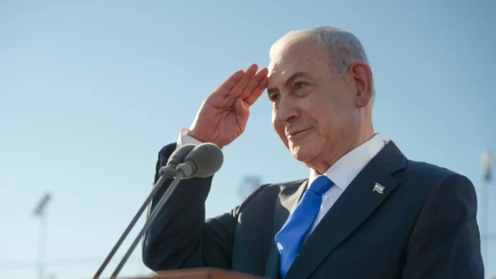 El primer ministro Benjamín Netanyahu saluda en un acto en la base aérea de Hatzerim, previo a su viaje a Washington